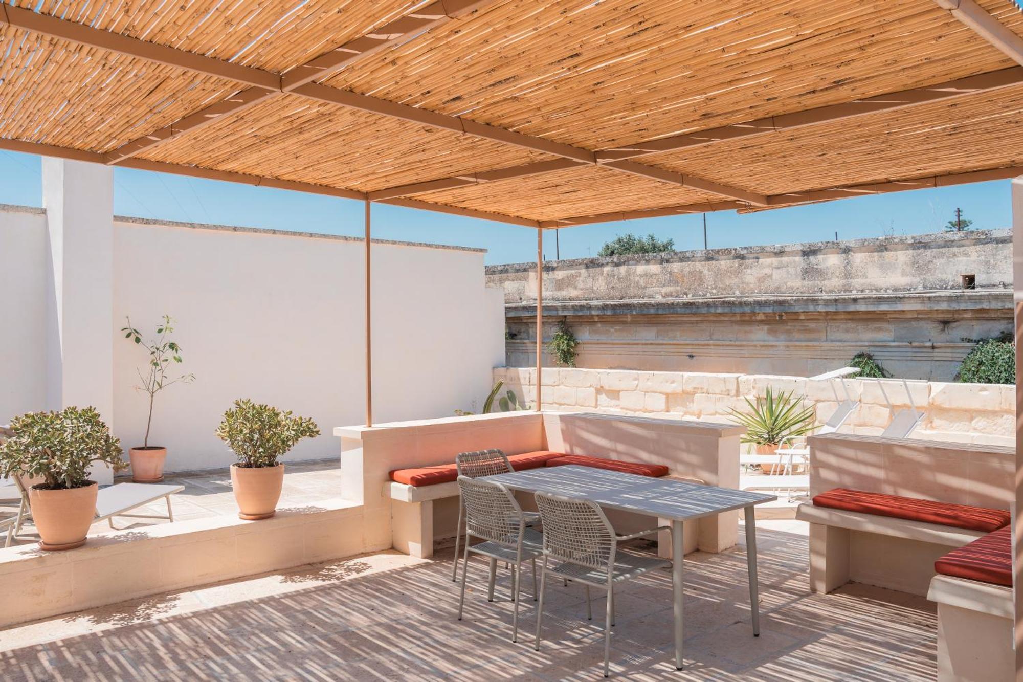 Lotus Apartment & Rooftop By Residence Colibri レッチェ エクステリア 写真