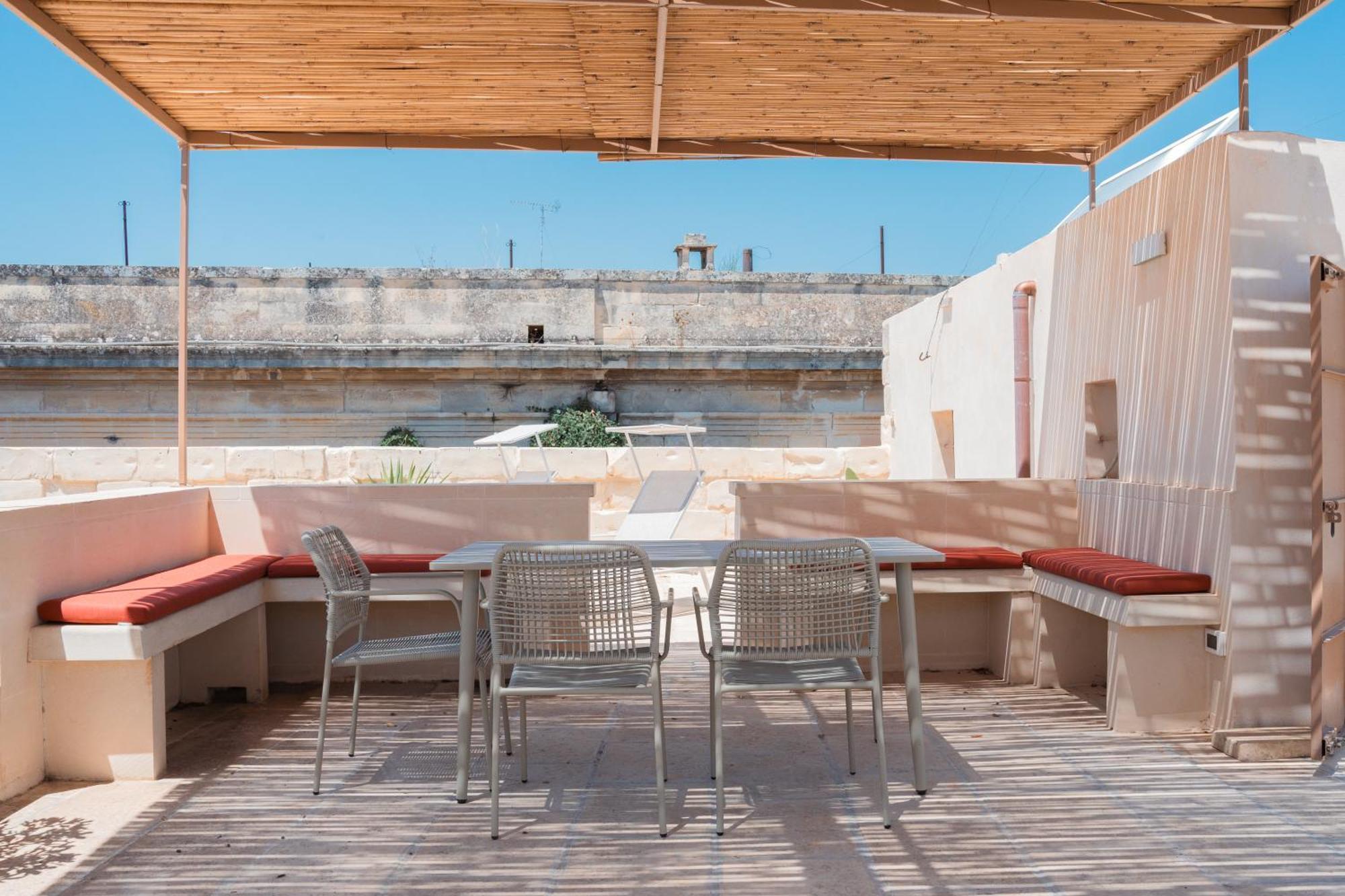 Lotus Apartment & Rooftop By Residence Colibri レッチェ エクステリア 写真
