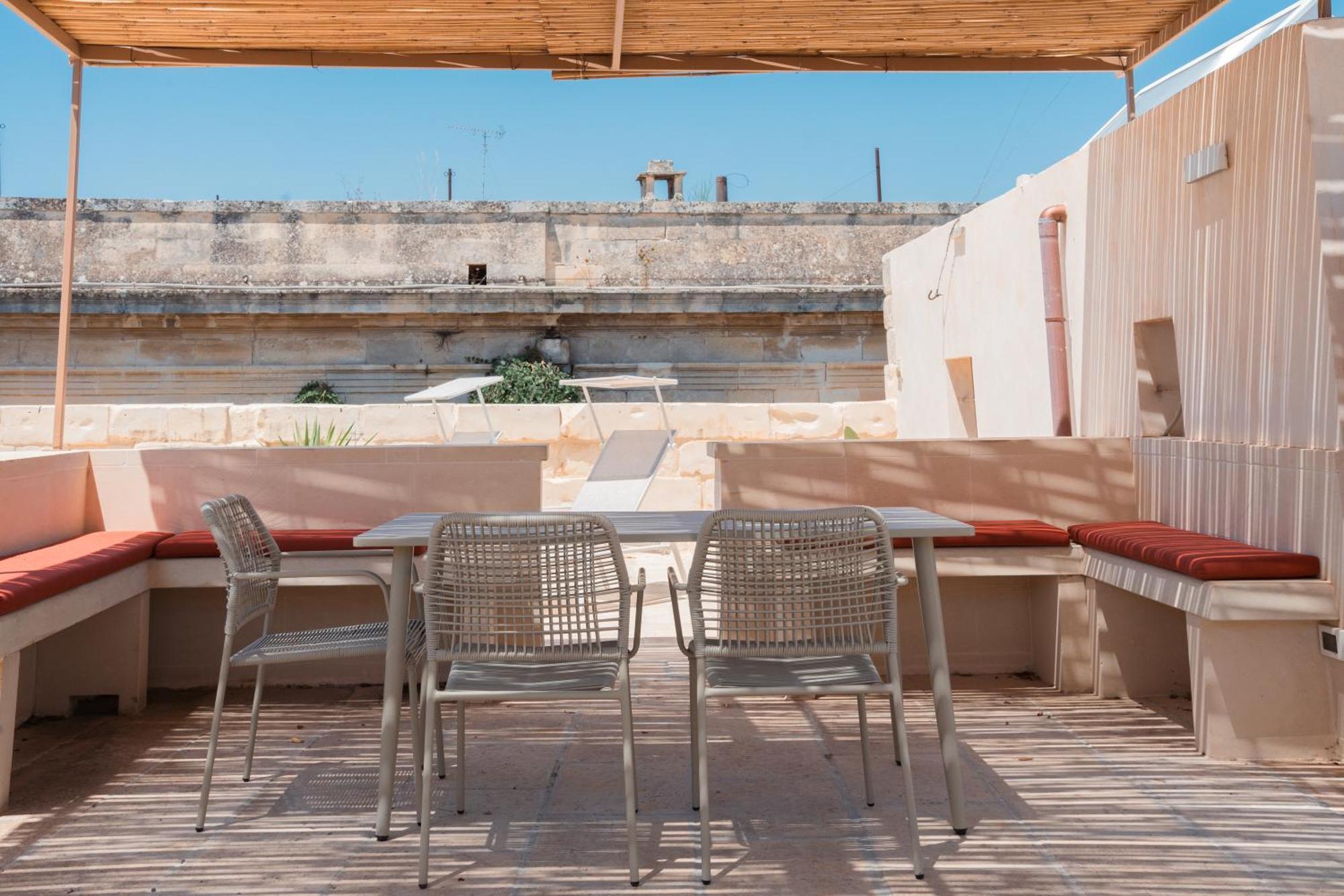 Lotus Apartment & Rooftop By Residence Colibri レッチェ エクステリア 写真